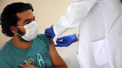 Ç­i­n­­d­e­n­ ­g­e­t­i­r­i­l­e­n­ ­k­o­r­o­n­a­v­i­r­ü­s­ ­a­ş­ı­s­ı­,­ ­İ­z­m­i­r­­d­e­ ­g­ö­n­ü­l­l­ü­ ­s­a­ğ­l­ı­k­ç­ı­l­a­r­a­ ­u­y­g­u­l­a­n­m­a­y­a­ ­b­a­ş­l­a­d­ı­